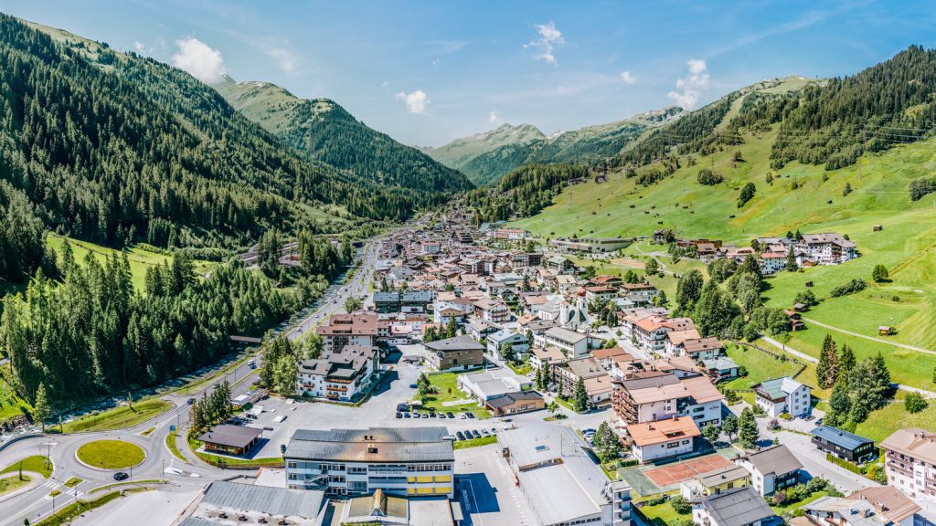 St. Anton am Arlberg - ... beschaulich aus der Luft.  - © TVB St. Anton am Arlberg_Patrick Bätz